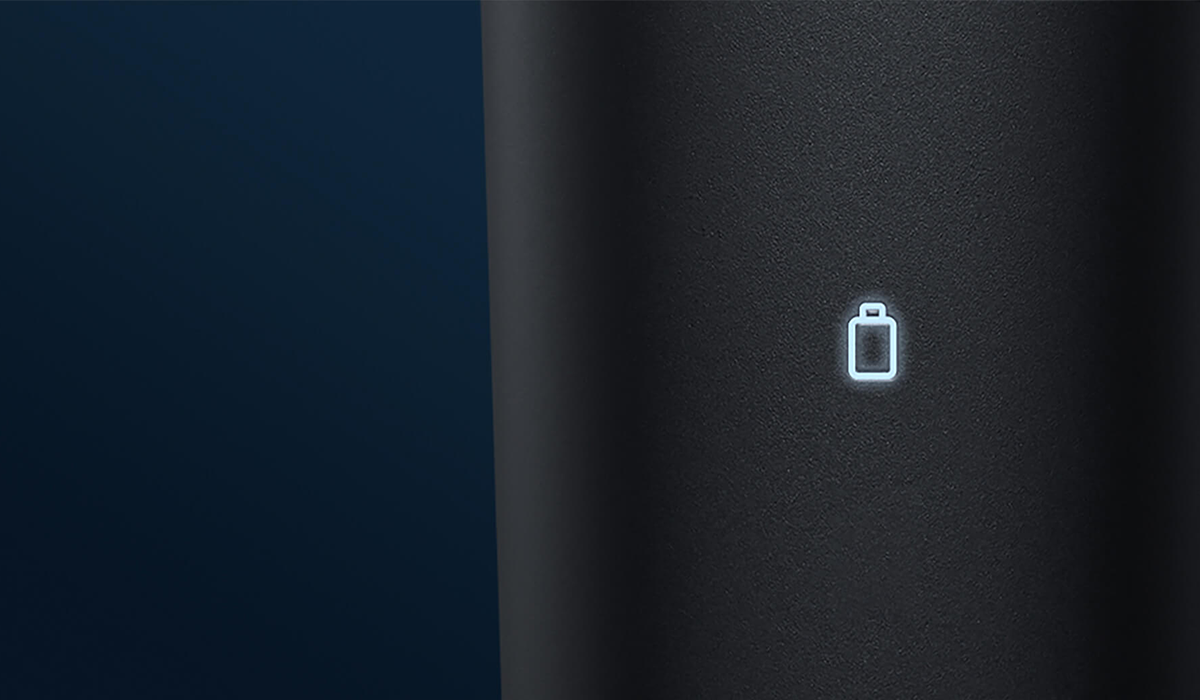 Białe, pomarańczowe i czerwone diody wskazują poziom naładowania baterii