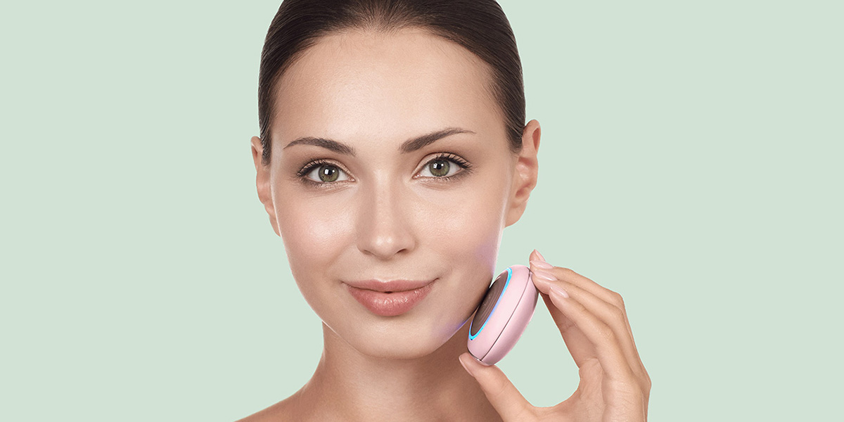 SONICZNY MASAŻER DO TWARZY COOL & WARM 8W1 GESKE Z APLIKACJĄ